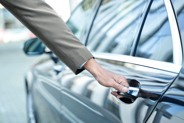 Guest arriving at Sukhumvit hotel with limousine airport transfer service in Bangkok