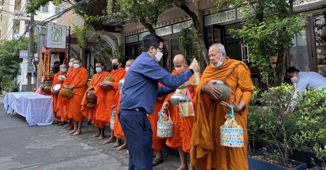 As we start the new year, at all Salil hotels in Bangkok, we arranged a special merit-making ceremony to give alms to monks - a sacred practice in Buddhist tradition.
We'd like to share with you the images from La Petite Salil Hotels from the 3rd to the 6th of January.