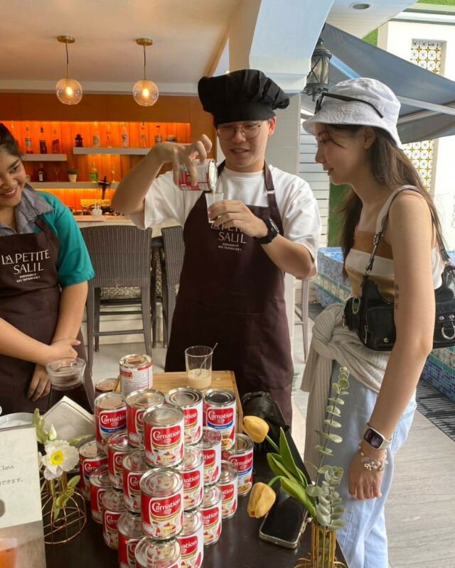 Discover the art of crafting refreshing Thai local beverages in our fun drink-making classes!🥤

Join us and get hands-on in creating your own delicious drinks, including Thai Milk Tea and many more delightful options. Available every Wednesday and Thursday afternoons, starting at 12:00 p.m.

👉 Book now: https://bit.ly/3ntqCOy

For more information:
📱 Line: https://lin.ee/aPqEixN
🛍️ Line Shop: https://shop.line.me/@lapetitesalil
📞 Tel: 66 (0) 2 662 5480
📧 infosl2@lapetitesalil.com
🌐 https://www.lapetitesalil.com/sukhumvitthonglor1/

#LaPetiteSalilHotels #Bangkok #Thonglor #DesignedService
